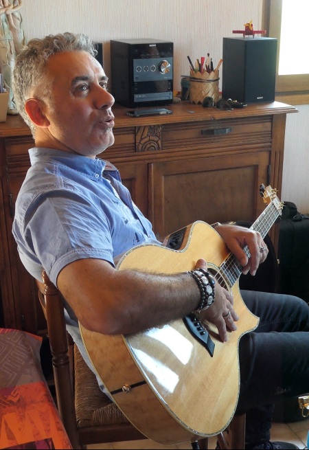 Alain Neury le guitariste des Dés en Bulles à Mens pendant les répétitions dans le Trièves