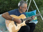 Alain Neury le guitariste des Dés en Bulles dans le jardin à Mens avec sa Taylor