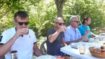 Bruno Mathy, Gérald Perrin, Gérard Neury et Gérard Chabot autour de la table à Mens pendant le repas