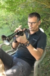 Bruno Mathy le trompettiste des Dés en Bulles dans le jardin à Mens
