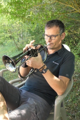 Bruno Mathy le trompettiste des Dés en Bulles dans le jardin à Mens