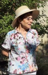 Colette Dughera avec son chapeau à Mens dans le jardin