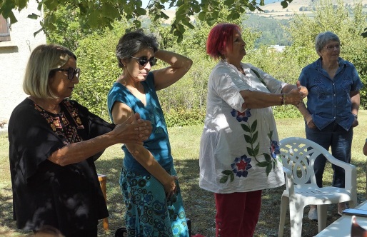 Simone Neury, Chantal Pellet, Martine Genoux-Prachex et Danielle Rabatel dans le jardin à Mens