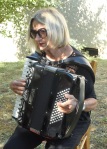 Simone Neury des Dés en Bulles à l'accordéon à Mens dans le jardin