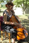 Sylvette Jadeau au violoncelle à Mens avec Les Dés en Bulles