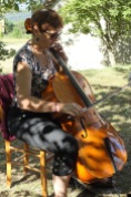 Sylvette Jadeau au violoncelle à Mens avec Les Dés en Bulles