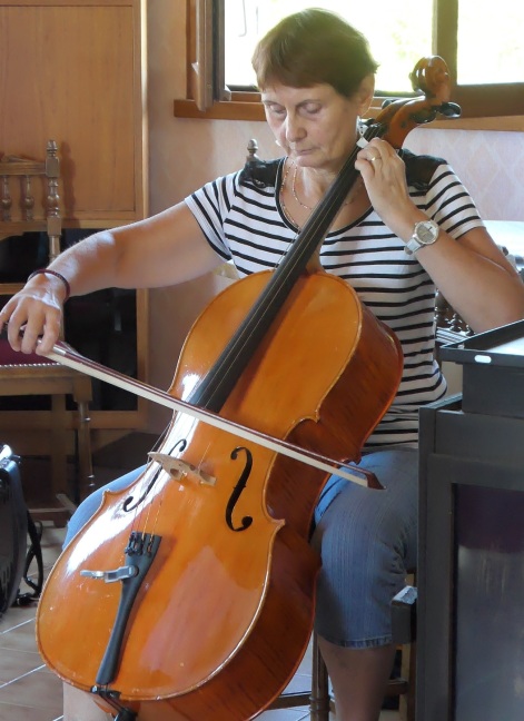Sylvette Jadeau et son violoncelle pendant les répétitions à Mens 2019